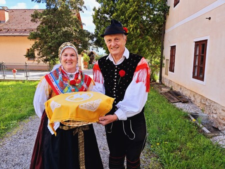 Emilija in Miroslav Basarac sta v skupini narodnih noš nesla jedi k žegnu v župnijsko cerkev